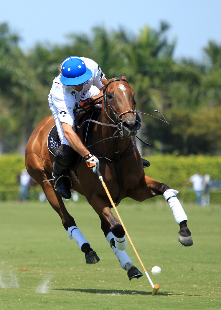 Sapo Caset of Piaget controlling the ball on a breakaway downfield.